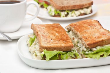 yumurta salatası sandviç ekmek ve kahve