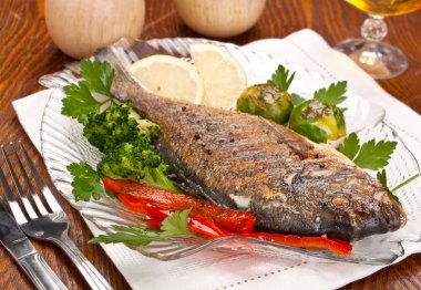 dorado balığı sebze ile süslenmiş,