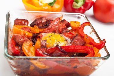 pişmiş yumurta, karabiber ve chorizo