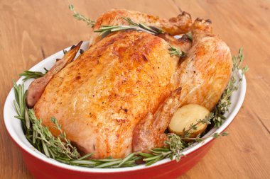 tam doldurulmuş hindi bir tabak içinde kavrulmuş 