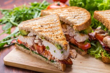 pastırma, marul ve domates blt sandviç