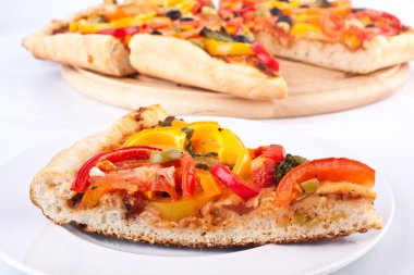 sebze pizza dilim pizza arka ile