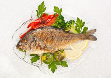 dorado balığı sebze ile süslenmiş,