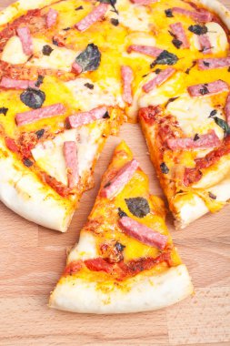 Bütün jambon ve peynirli pizza