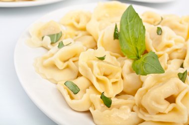 Peynirli tortellini