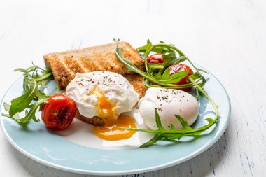 Kepekli ekmek tost üzerine haşlanmış yumurta