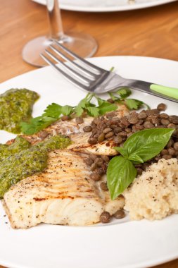sağlıklı tilapia mercimek, kuskus ve p ile süslenmiş balık pişmiş
