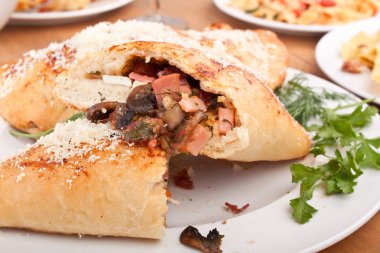 Etli ve sebzeli sandviç.