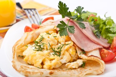 sahanda yumurta, jambon ve domates ile brunch gözleme