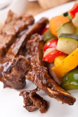 Barbekü kaburga bir tabakta sebze ile