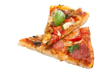 iki dilim pizza sebze ve