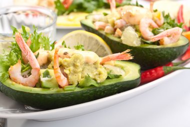 avokado ve karides salatası