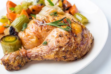 Kızarmış tavuk budu. 