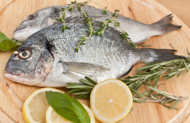 ham dorado balığı hebs ve limon ile