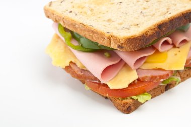 kızarmış ekmek üzerinde büyük sandviç