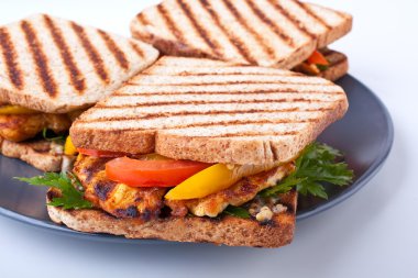 Üç ızgara tavuk sandviç 