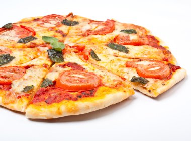 dilimlenmiş margerita pizza