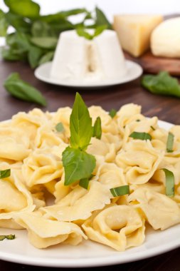 Peynirli tortellini