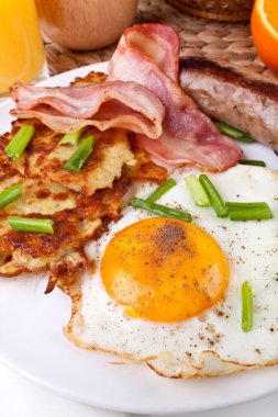 pastırma, yumurta, sosis ve patates