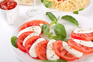 Klasik caprese salatası