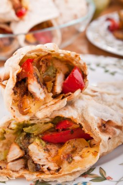 Geleneksel Meksika tavuğu ve guacamole soslu sığır fajitası.
