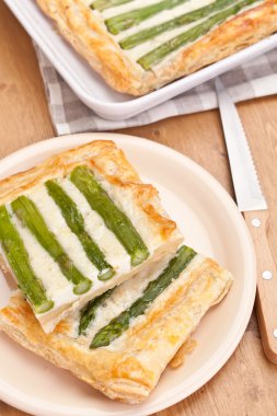 kuşkonmaz, mascarpone ve gorgonzola mavi peynirli puf böreği