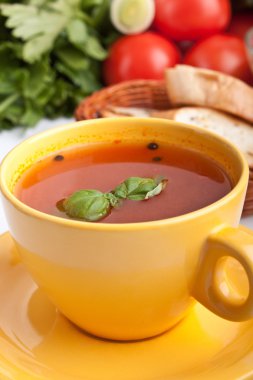 domates çorbası malzemeler ile sarı Kupası