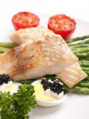 tilapia balık kuşkonmaz ile