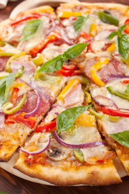 lezzetli pizza dilimlenmiş