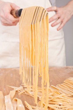 bir bıçakla pişmemiş yumurta ev yapımı makarna kaldırdı