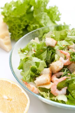 geleneksel Sezar salata karides