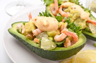 avokado ve karides salatası