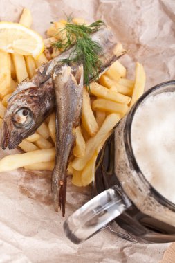 Balık, patates kızartması ve bir bardak bira