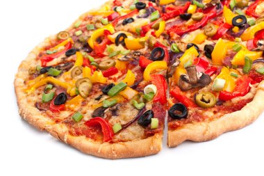 dilimlenmiş sebze pizza