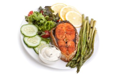  sebzeler, limon ve soslu somon