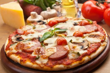 Salam, mantar ve sebze pizza