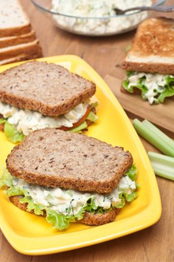 yumurta salatası sandviç kahverengi ekmek ve malzemeler