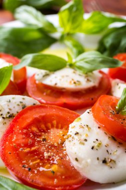 Klasik caprese salatası