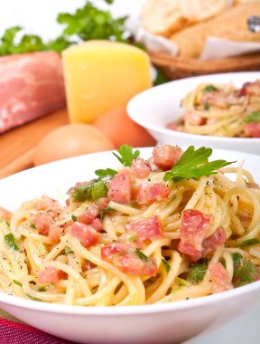Spagetti carbonara porsiyon
