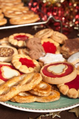 çeşitli Noel kurabiyeleri yığını