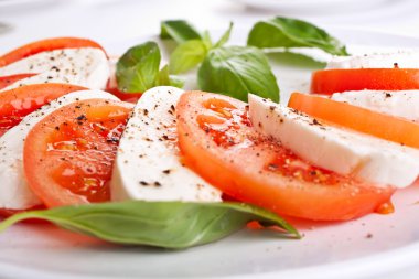 Klasik caprese salatası