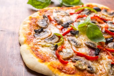 lezzetli salam, mantar ve sebze pizza