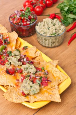 tortilla cips sosu ve guacamole