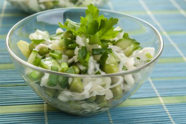 Sağlıklı sebze salatası.