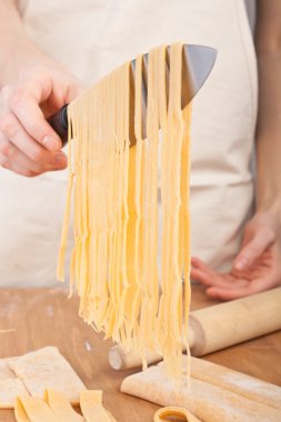 bir bıçakla pişmemiş yumurta ev yapımı makarna kaldırdı