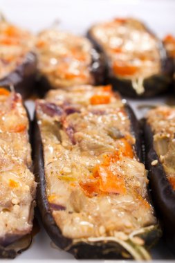 ile peynir ve mantarlı patlıcan dolması