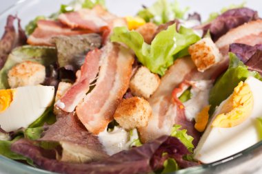 pastırma ve yumurta ile Sezar salatası