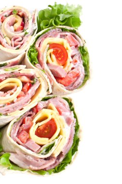 tortilla sarılmış sandviç alır