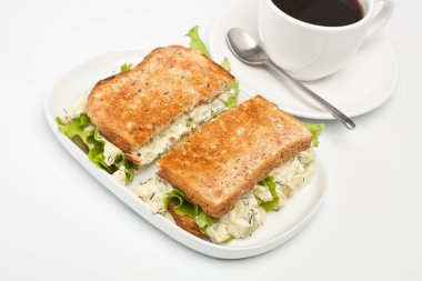 yumurta salatası iki yarım sandviç n kepekli ekmek