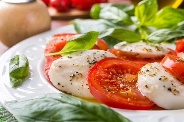 Klasik caprese salatası — Stok fotoğraf